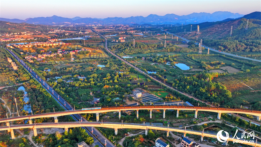 吉安市吉水縣文峰鎮低坪村公路暢、風景美。人民網 朱海鵬攝