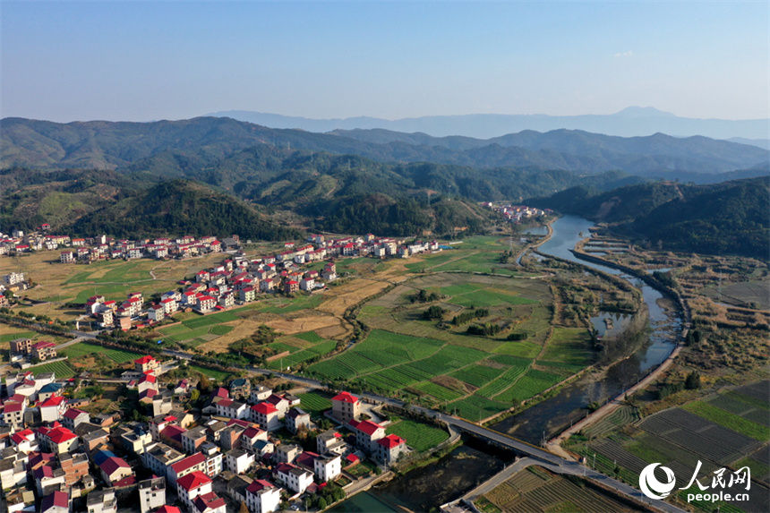 航拍鏡頭下的蓮花縣山村展現出了一幅靜謐而生動的冬日畫卷。人民網記者 時雨攝