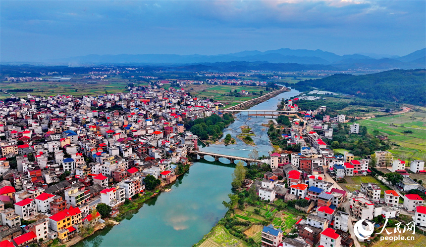 吉安市永新縣沙市鎮，房舍與河流相映成景，構成一幅河暢、水清、岸綠的和美鄉村畫卷。人民網 朱海鵬攝