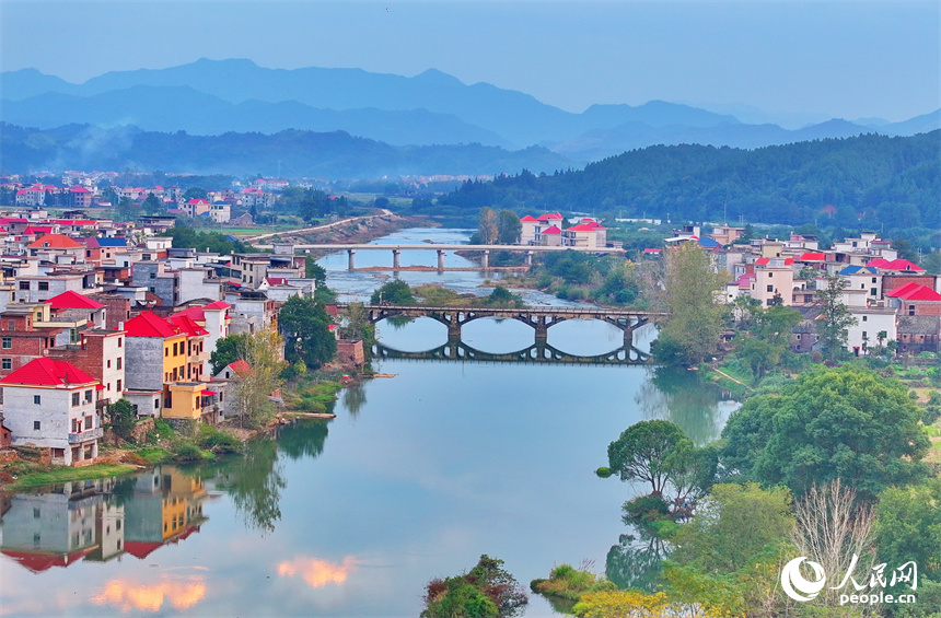 吉安市永新縣沙市鎮，房舍與河流相映成景，構成一幅河暢、水清、岸綠的和美鄉村畫卷。人民網 朱海鵬攝