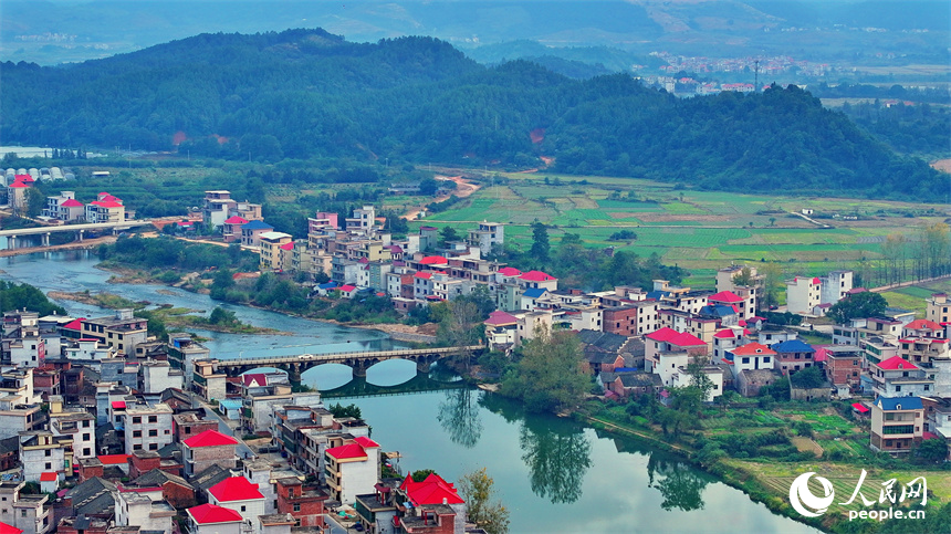 吉安市永新縣沙市鎮，房舍與河流相映成景，構成一幅河暢、水清、岸綠的和美鄉村畫卷。人民網 朱海鵬攝