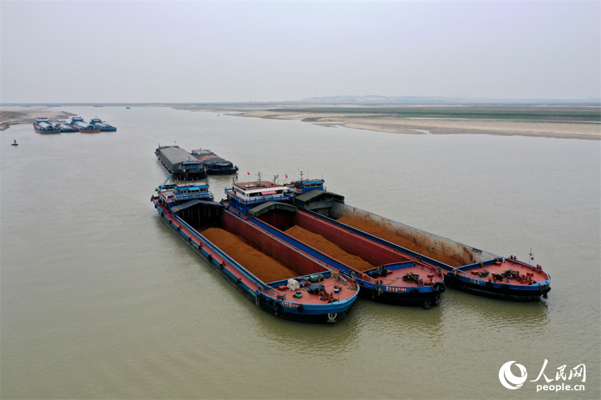 靠泊在鄱陽湖的貨船。人民網記者 時雨攝