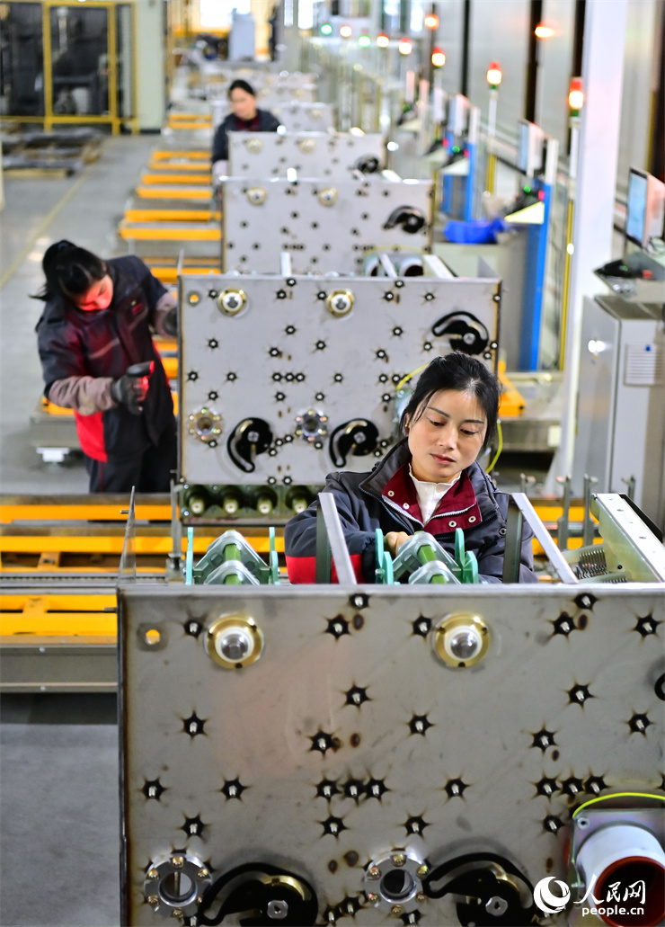 撫州市崇仁縣高新技術產業園區的一家電力科技企業，工人在加工新型輸變電設備。人民網 朱海鵬攝
