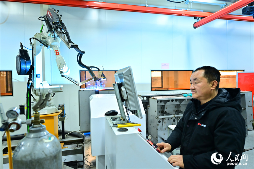 撫州市崇仁縣高新技術產業園區的一家電力科技企業，工人在加工新型輸變電設備。人民網 朱海鵬攝