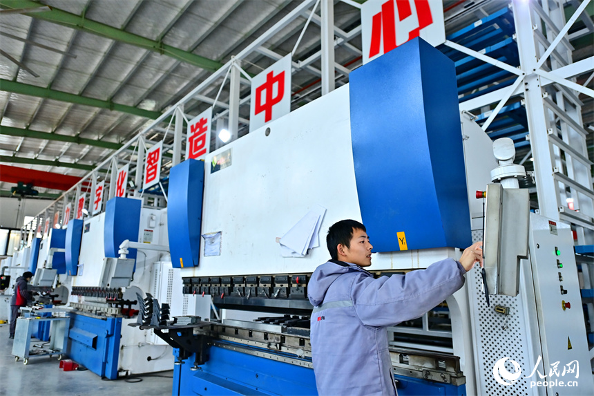 撫州市崇仁縣高新技術產業園區的一家電力科技企業，工人在加工新型輸變電設備。人民網 朱海鵬攝