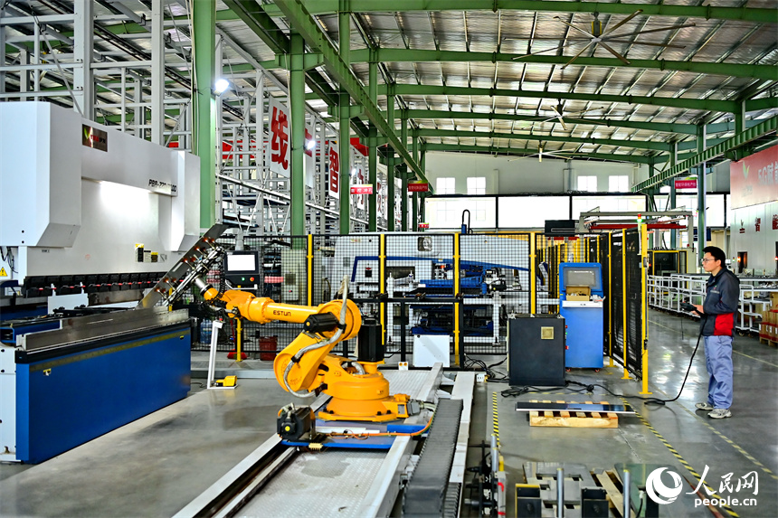 撫州市崇仁縣高新技術產業園區的一家電力科技企業，工人在加工新型輸變電設備。人民網 朱海鵬攝