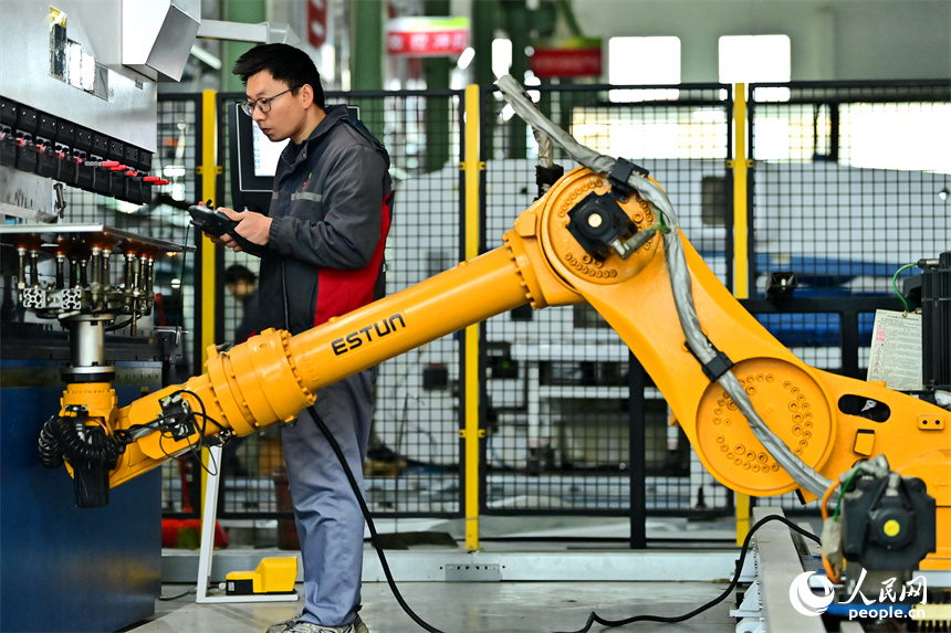 撫州市崇仁縣高新技術產業園區的一家電力科技企業，工人在加工新型輸變電設備。人民網 朱海鵬攝