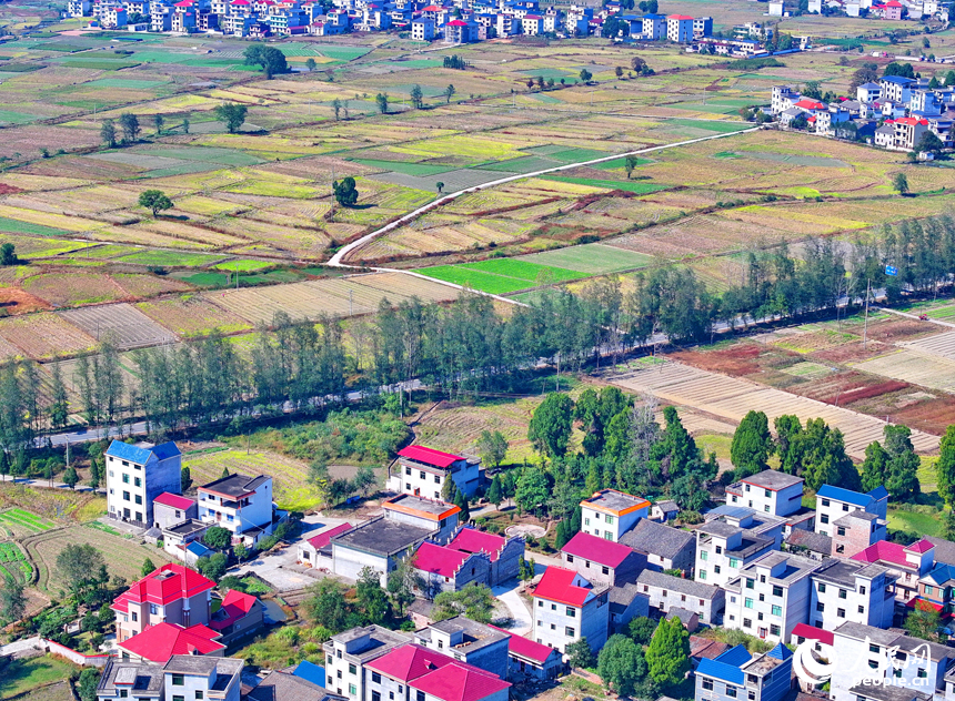 吉安市永新縣龍源口鎮辛田村一帶，農村公路與錯落有致的耕地、農房交相輝映，構成一道獨特的冬日鄉村美景。人民網 朱海鵬攝