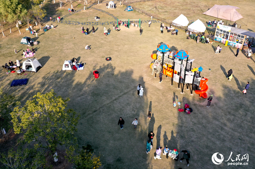贛江市民公園里，市民們享受冬日暖陽下的悠閑時光。人民網記者 時雨攝