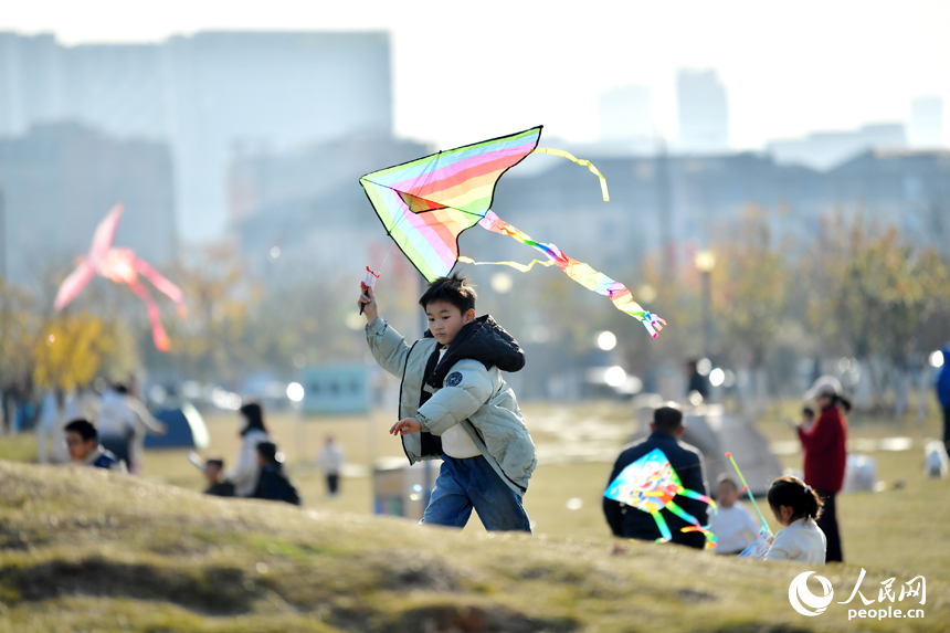 贛江市民公園里，小朋友們正在冬日暖陽下放風箏。人民網記者 時雨攝