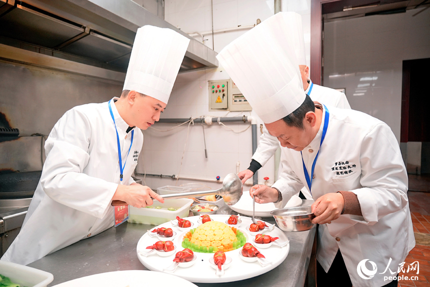 贛菜頂級大師及其團隊正在烹制贛菜。人民網記者 時雨攝
