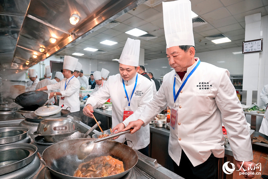 贛菜頂級大師及其團隊正在烹制贛菜。人民網記者 時雨攝