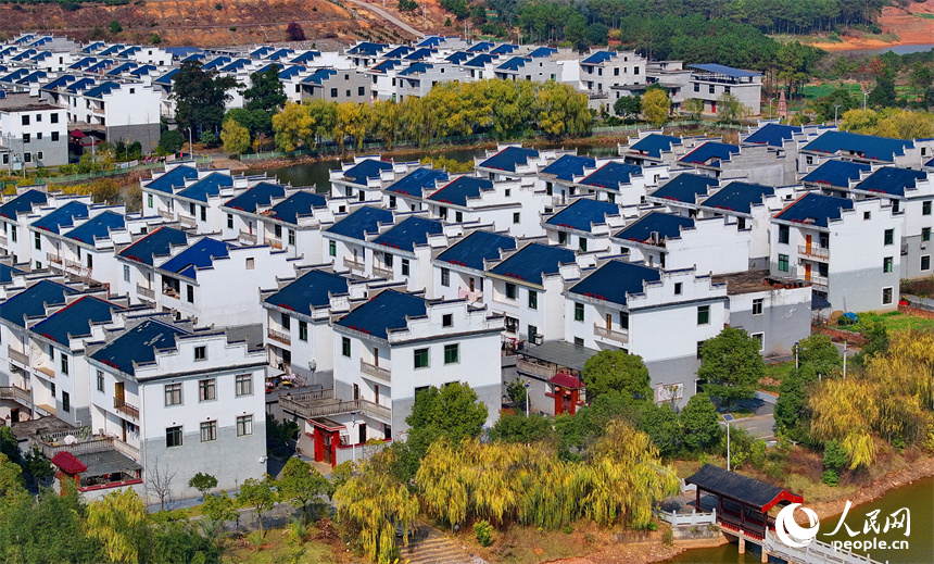 吉安市吉水縣水田鄉孔巷村移民新村，一棟棟白墻藍瓦的房屋與樹木、青山、河流相互映襯。人民網 朱海鵬攝