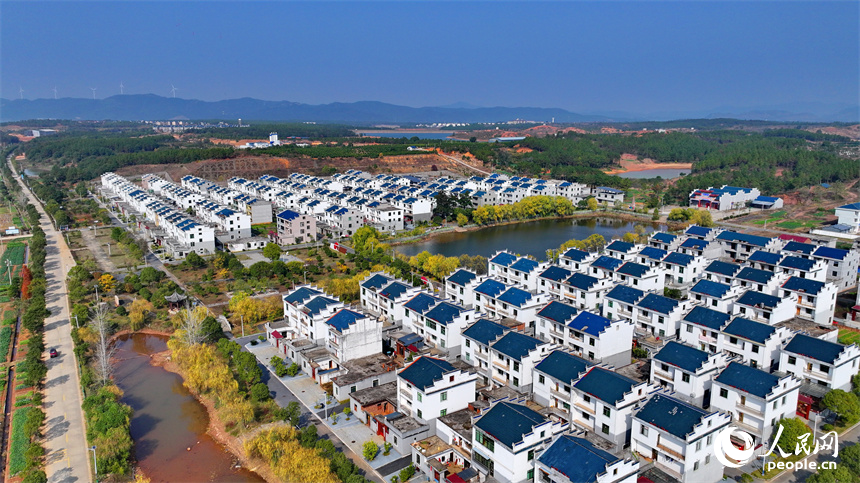 吉安市吉水縣水田鄉孔巷村移民新村，一棟棟白墻藍瓦的房屋與樹木、青山、河流相互映襯。人民網 朱海鵬攝