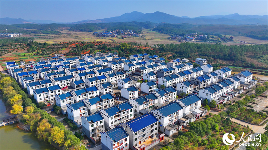 吉安市吉水縣水田鄉孔巷村移民新村，一棟棟白墻藍瓦的房屋與樹木、青山、河流相互映襯。人民網 朱海鵬攝