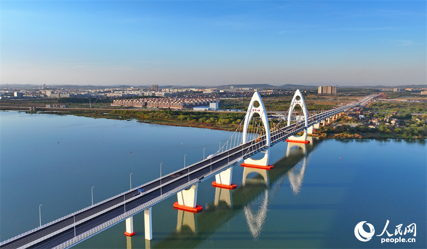 豐城市贛江水域，新建成的紫云大橋與碧水、綠樹、建筑相映成景。人民網 朱海鵬攝
