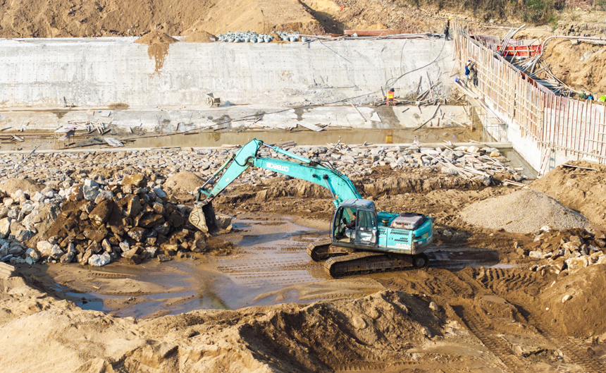 洽灣大壩工程現場，工人們正在加緊施工作業。謝東攝