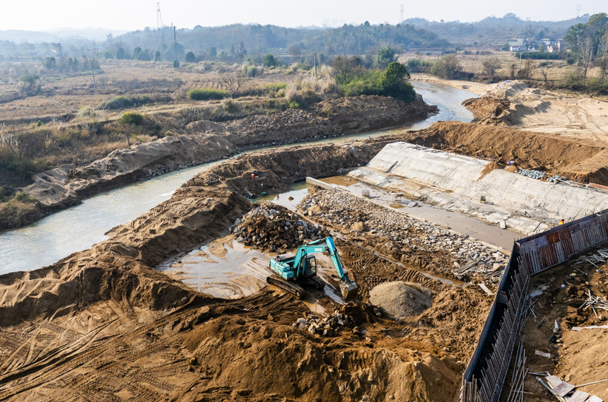 洽灣大壩工程現場，工人們正在加緊施工作業。謝東攝