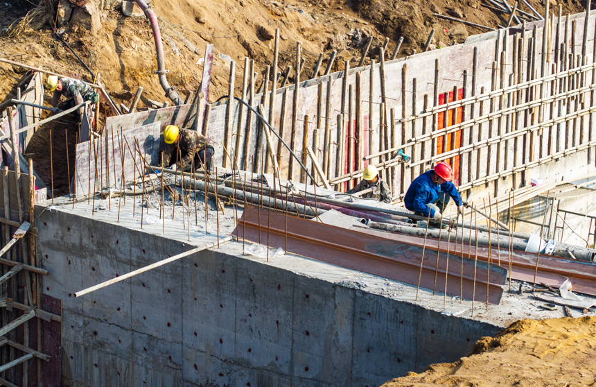 洽灣大壩工程現場，工人們正在加緊施工作業。謝東攝