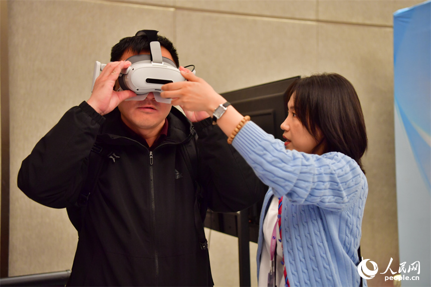 觀眾佩戴VR眼鏡探索數字世界的無限魅力。人民網記者 時雨攝