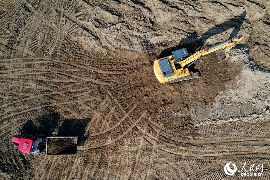 推土機、挖掘機和拖拉機搶抓冬季晴好天氣，全力推進高標準農田建設。人民網記者 時雨攝