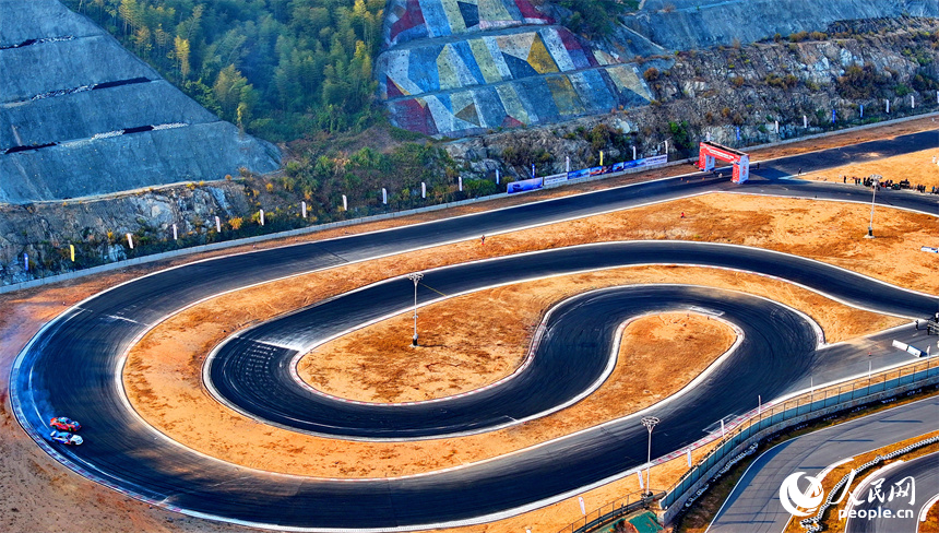 贛州市上猶縣陡水鎮的陽明國際賽車谷，選手駕駛賽車在漂移競速，吸引眾多游客前來觀賽。人民網 朱海鵬攝