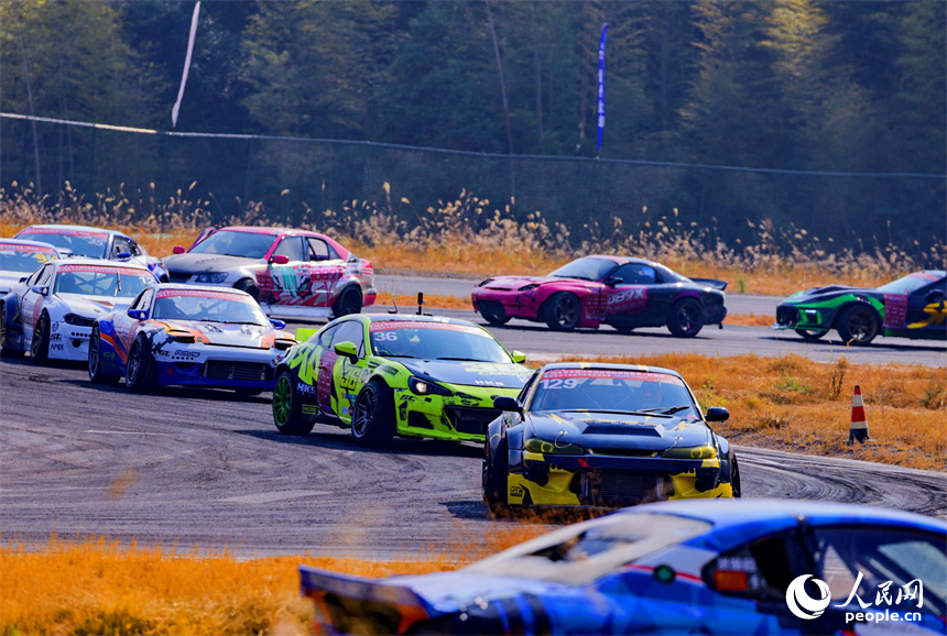 贛州市上猶縣陡水鎮的陽明國際賽車谷，選手駕駛賽車在漂移競速，吸引眾多游客前來觀賽。人民網 朱海鵬攝