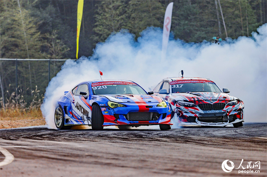 贛州市上猶縣陡水鎮的陽明國際賽車谷，選手駕駛賽車在漂移競速，吸引眾多游客前來觀賽。人民網 朱海鵬攝