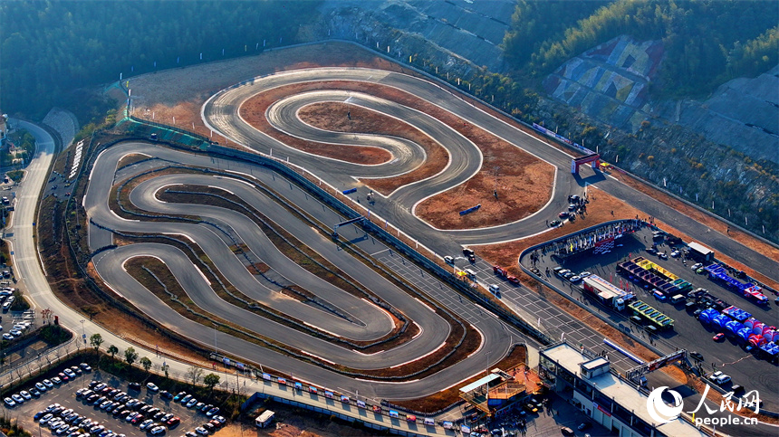贛州市上猶縣陡水鎮的陽明國際賽車谷，選手駕駛賽車在漂移競速，吸引眾多游客前來觀賽。人民網 朱海鵬攝