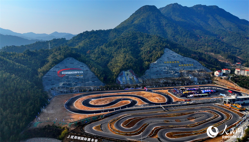贛州市上猶縣陡水鎮的陽明國際賽車谷，選手駕駛賽車在漂移競速，吸引眾多游客前來觀賽。人民網 朱海鵬攝