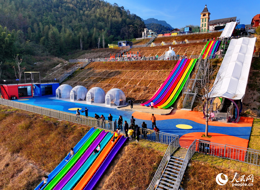 贛州市上猶縣陡水鎮碧水灣，許多游客前來游玩，樂享冬日閑暇時光。人民網 朱海鵬攝