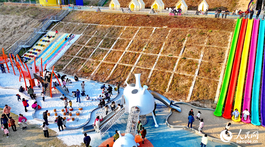 贛州市上猶縣陡水鎮碧水灣，許多游客前來游玩，樂享冬日閑暇時光。人民網 朱海鵬攝