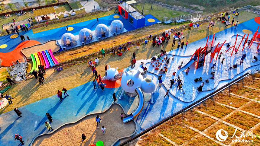 贛州市上猶縣陡水鎮碧水灣，許多游客前來游玩，樂享冬日閑暇時光。人民網 朱海鵬攝