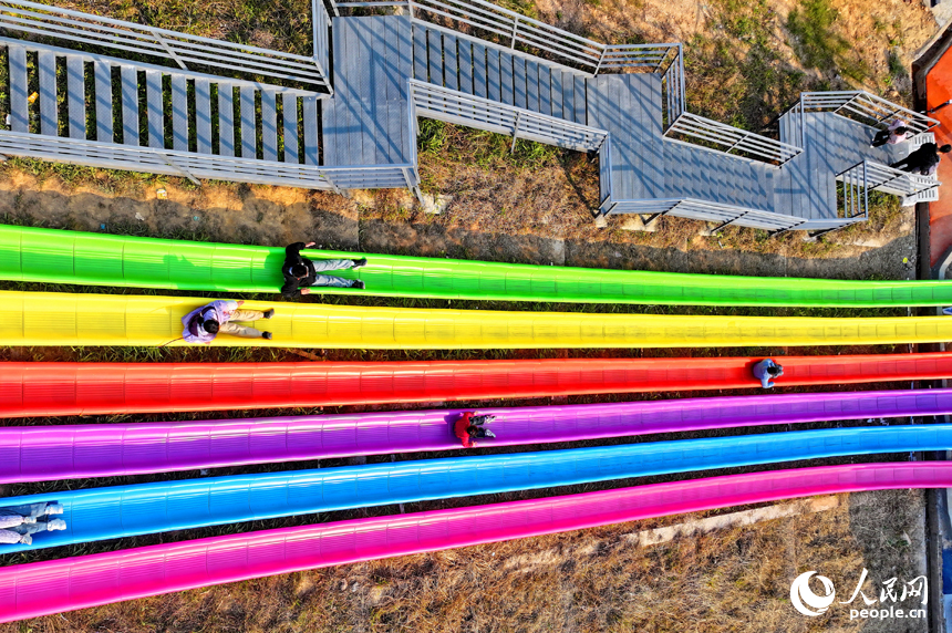 贛州市上猶縣陡水鎮碧水灣，許多游客前來游玩，樂享冬日閑暇時光。人民網 朱海鵬攝