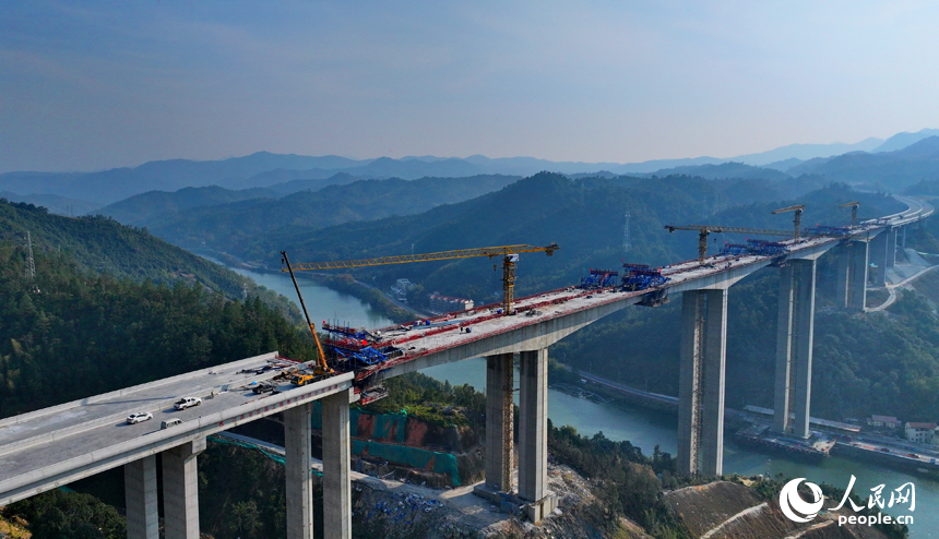 遂（川）大（余）高速上猶江特大橋項目施工現場，工人在進行橋面施工。人民網 朱海鵬攝