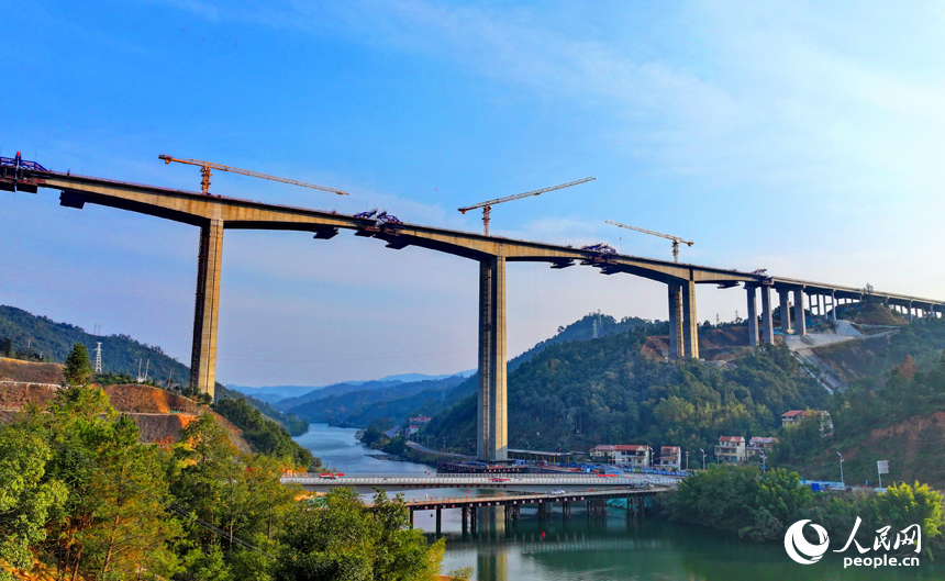 遂（川）大（余）高速上猶江特大橋項目施工現場，工人在進行橋面施工。人民網 朱海鵬攝