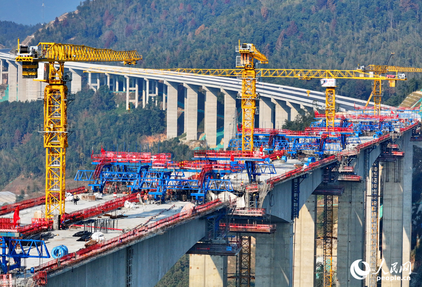 遂（川）大（余）高速上猶江特大橋項目施工現場，工人在進行橋面施工。人民網 朱海鵬攝
