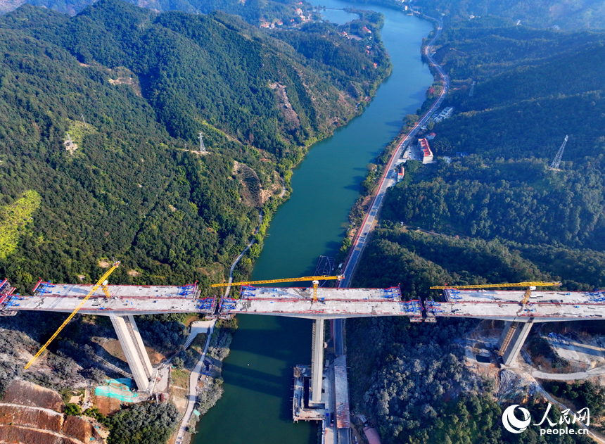 遂（川）大（余）高速上猶江特大橋項目施工現場，工人在進行橋面施工。人民網 朱海鵬攝