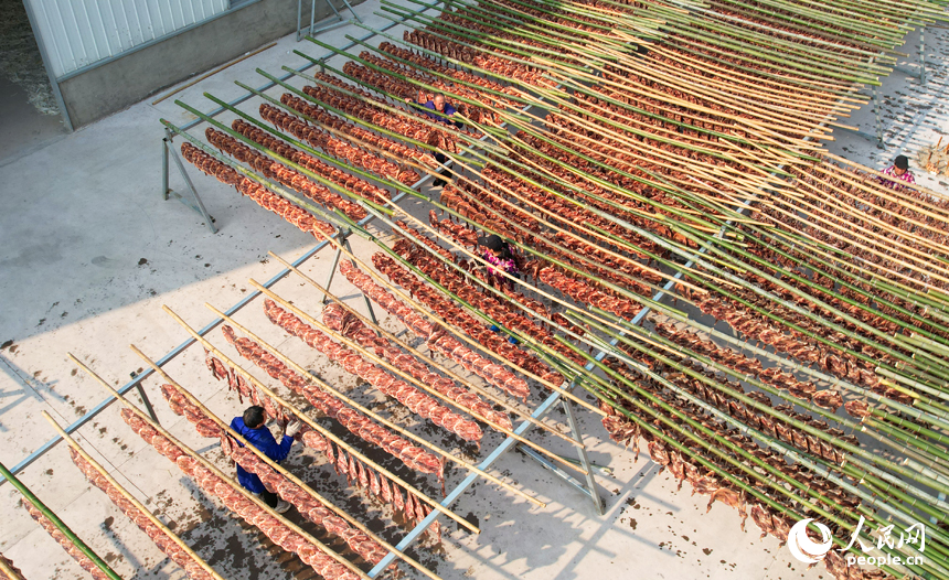 工人趁著晴好天氣加緊晾曬板鴨，供應市場。人民網記者 毛思遠攝