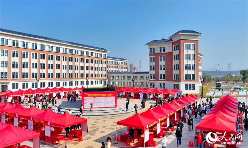 贛南醫科大學2025屆畢業生秋冬季雙選會，許多畢業生前來咨詢、投遞簡歷和應聘崗位。人民網 朱海鵬攝