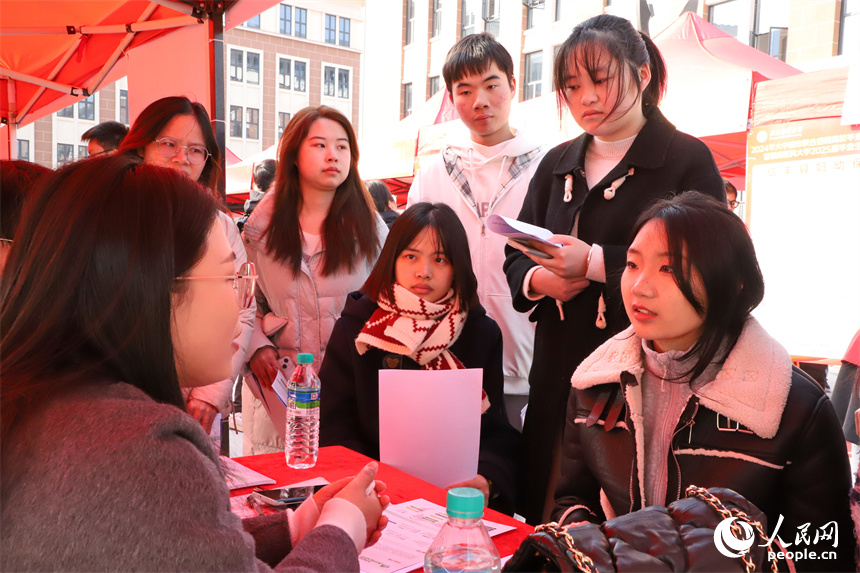 贛南醫科大學2025屆畢業生秋冬季雙選會，許多畢業生前來咨詢、投遞簡歷和應聘崗位。人民網 朱海鵬攝
