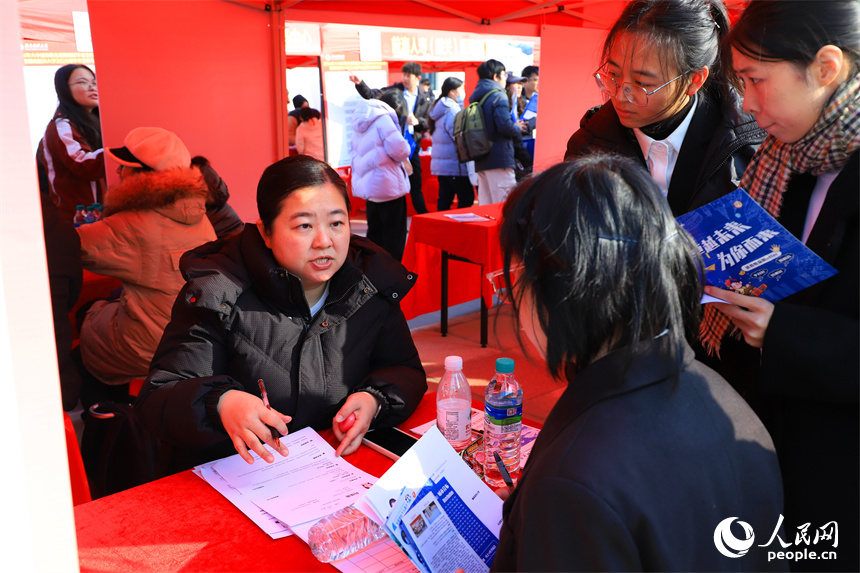 贛南醫科大學2025屆畢業生秋冬季雙選會，許多畢業生前來咨詢、投遞簡歷和應聘崗位。人民網 朱海鵬攝
