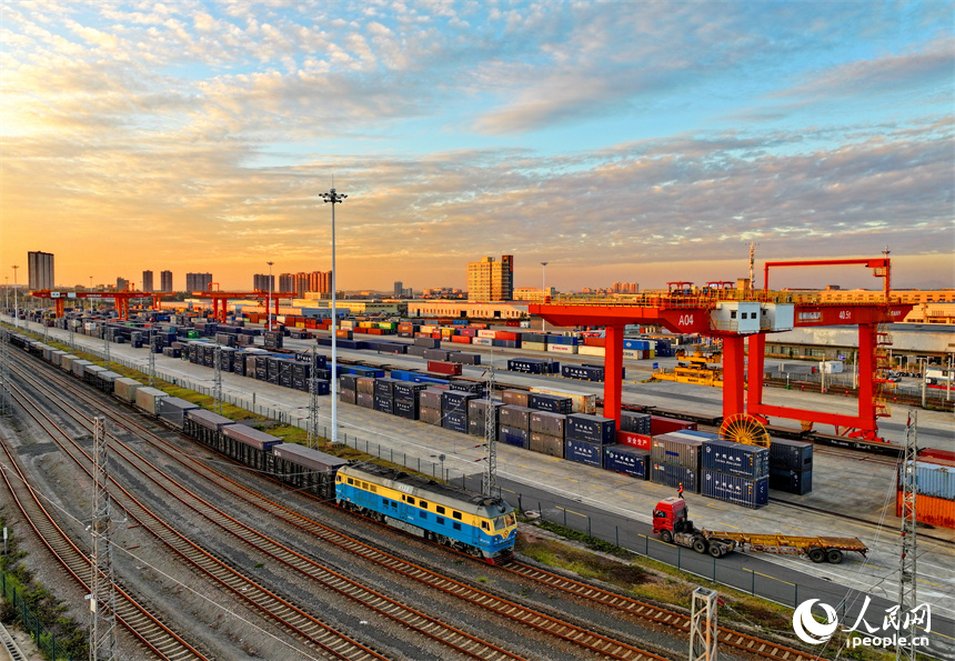 贛州國際陸港貨場內，龍門吊在來回裝運出口機電、家具、新能源汽車產品的集裝箱。人民網 朱海鵬攝