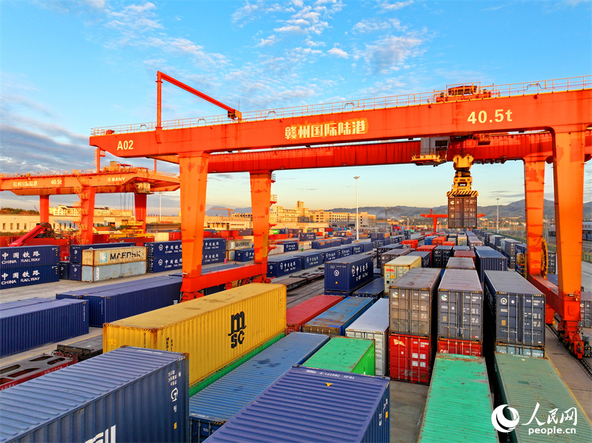 贛州國際陸港貨場內，龍門吊在來回裝運出口機電、家具、新能源汽車產品的集裝箱。人民網 朱海鵬攝