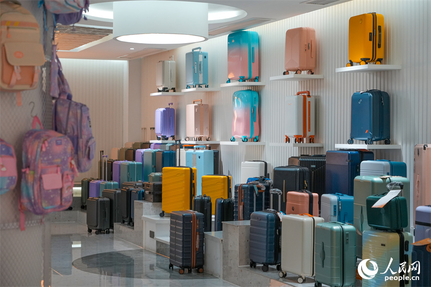 展廳內擺放著一款款時尚的箱包。人民網 涂詩軒攝