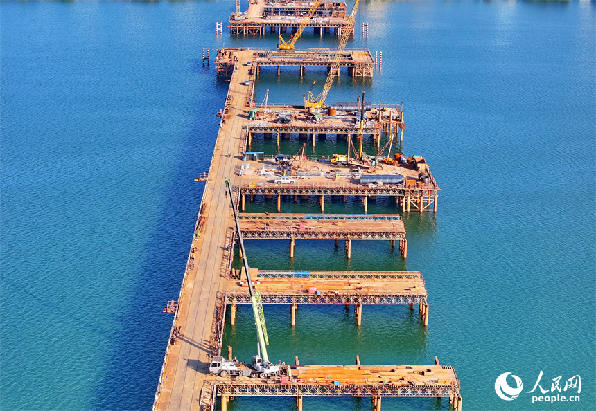 吉水贛江大橋項目施工現場，工人在有序推進大橋樁基施工。人民網 朱海鵬攝