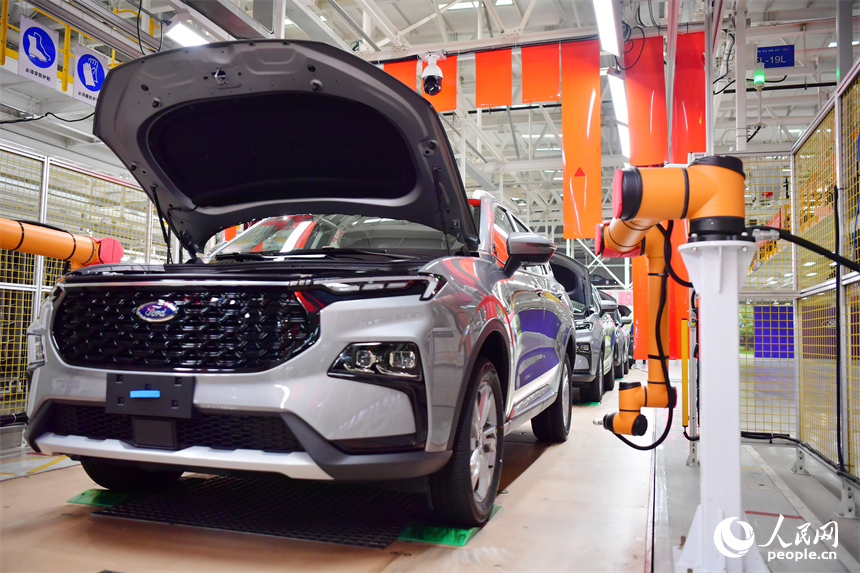 南昌縣江鈴汽車富山工廠總裝車間內，AI數字機器人正在對準備出廠的整車進行檢測。人民網記者 時雨攝