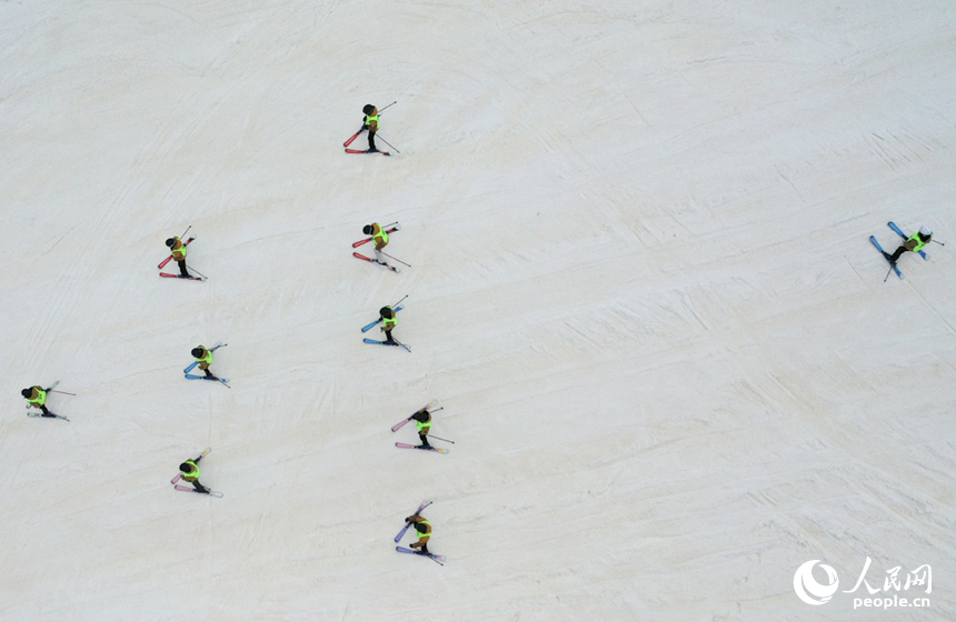 靖安縣中源鄉的國際滑雪場上，工作人員正在測試雪場滑道。人民網記者 時雨攝