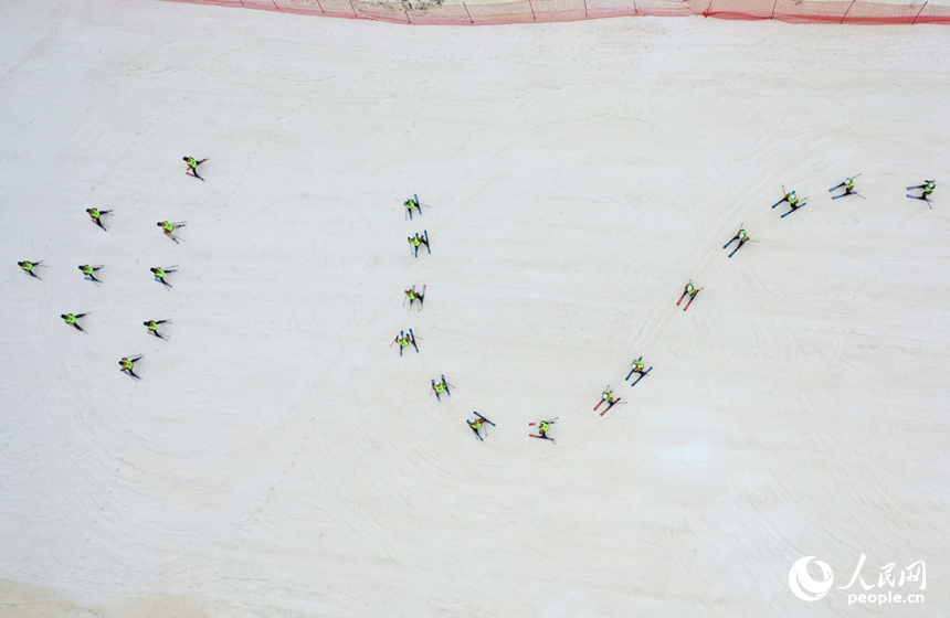 靖安縣中源鄉的國際滑雪場上，工作人員正在測試雪場滑道。人民網記者 時雨攝