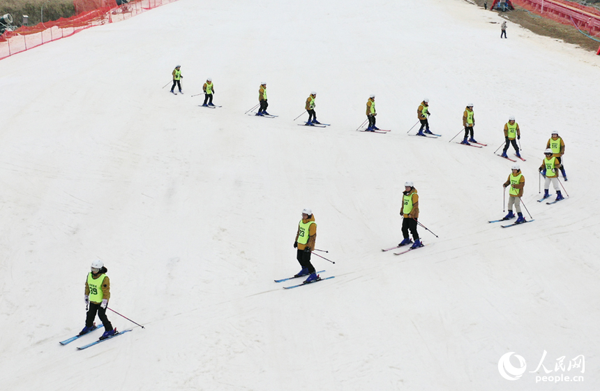 靖安縣中源鄉的國際滑雪場上，工作人員正在測試雪場滑道。人民網記者 時雨攝